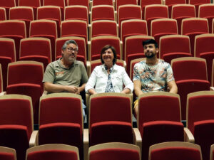 L’alcaldessa de Sant Pere de Ribes, Abigail Garrido, el regidor de Cultura de les Roquetes, Adrià Solà, i el membre de la cooperativa Cinema 4 You, Owen John Holden, a la sala d’exhibició La Bòbila.