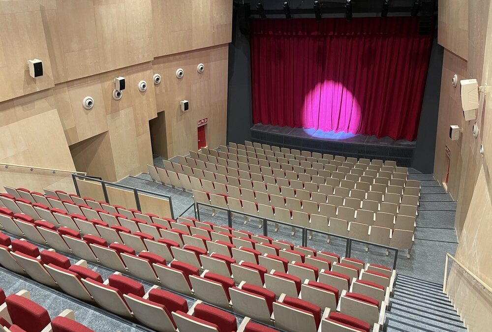 Ja es poden sol·licitar els espais del Teatre La Bòbila per al primer semestre de l’any 2023