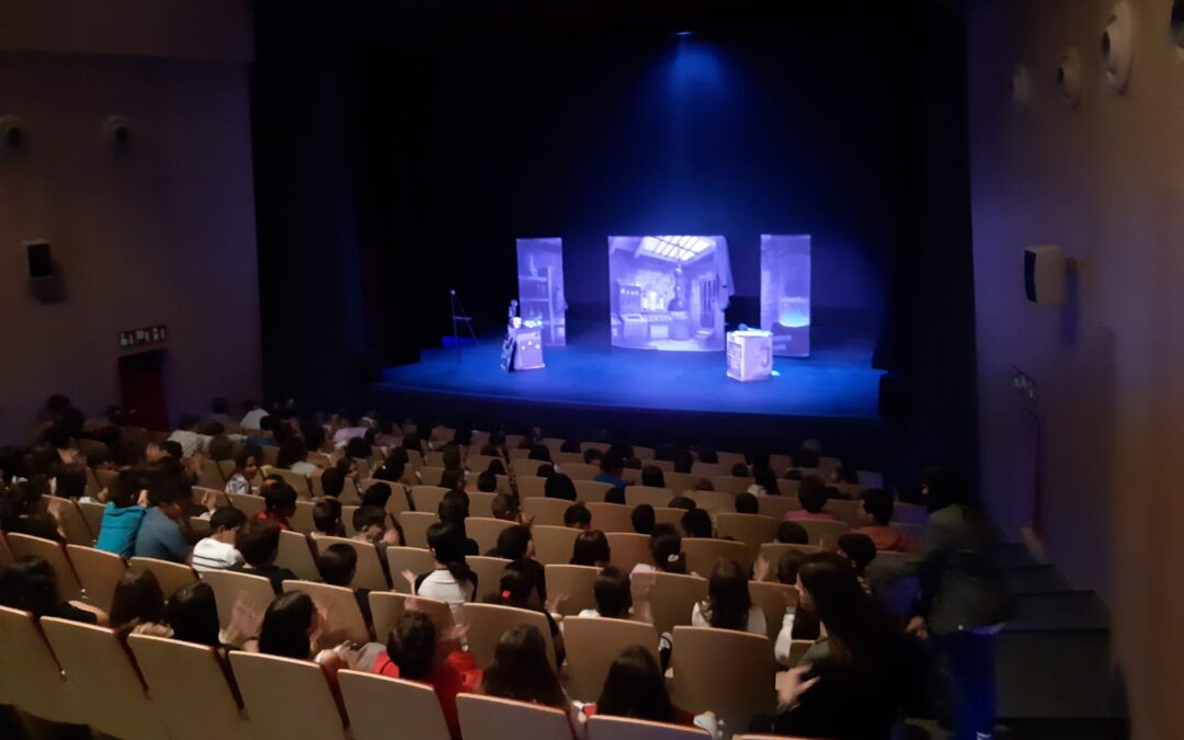 El Teatre La Bòbila acull la primera activitat de les escoles