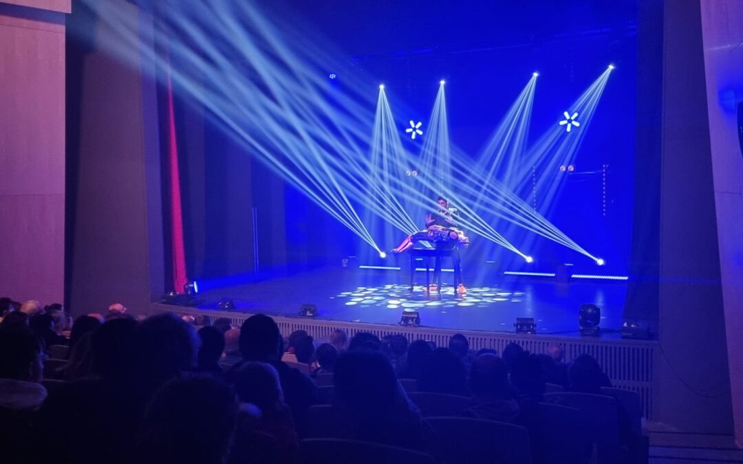La llum i la màgia de ”Spektrum” omplen el Teatre La Bòbila