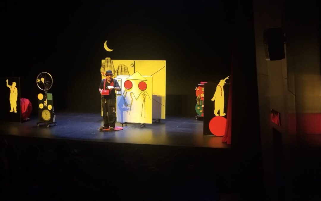 El Marcel Gros barreja somnis, records i imaginacions al Teatre La Bòbila amb l’espectacle “El Petit Univers”