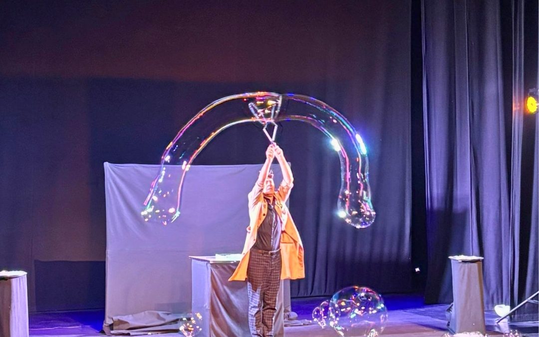El Teatre La Bòbila viatja al fascinant món de les bombolles de sabó amb “El Professor Bromera”